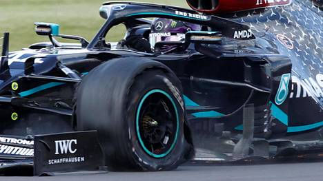 Lewis Hamilton ajoi Britannian GP:n voittoon rengasrikostaan huolimatta.