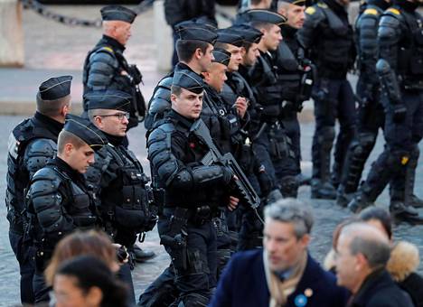 Pariisia turvaa viikonloppuna noin 10000 poliisia.