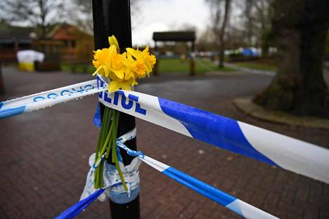 Poliisin eristysnauhaan oli kiinnitetty kukkia Salisburyssä, jossa venäläinen ex-vakooja Sergei Skripal ja hänen tyttärensä Julia myrkytettiin.