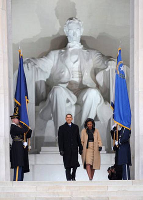 Presidentti Lincolnin jyhkeä hahmo taustallaan asteli tuleva presidentti Obama kansan eteen.