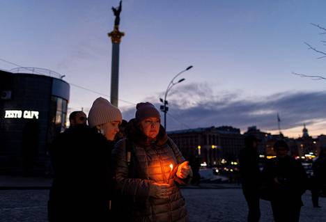 Ihmiset toivat kynttilöitä ja kukkia Maidanin aukiolle Ukrainan pääkapungissa Kiovassa vuoden 2014 tapahtumien muistoksi sunnuntaina. Mielenosoitukset  presidentti Viktor Janukovitshia vastaan yritettiin tukahduttaa väkivaltaisesti, mikä johti kymmenien ihmisten kuolemaan. Tapahtuvat johtivat presidentin  pakenemiseen maasta.