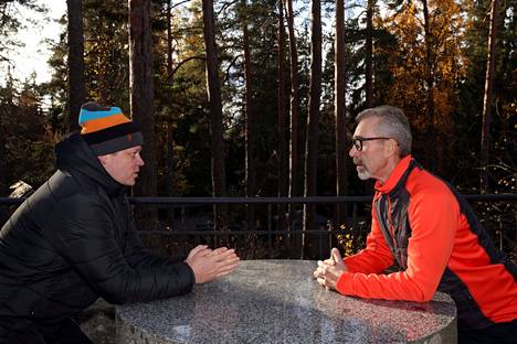 Janne Juppo (vasemmalla) ja Pertti Ratilainen Aulangon maisemissa Hämeenlinnassa.