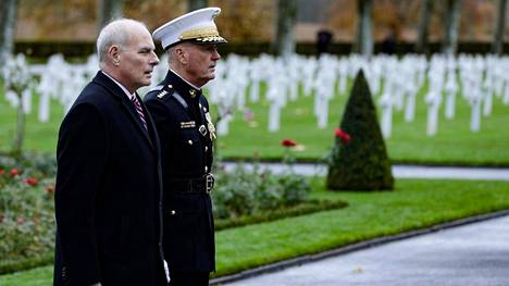 Presidenttiparin sijaan hautausmaalla vierailivat Valkoisen talon kansliapäällikkö John Kelly (vas.) ja asevoimien komentaja Joe Dunford.