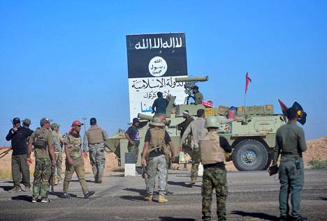 Hawijan vapautukseen osallistuneita sotilaita käyskenteli Isisin pystyttämän kyltin läheisyydessä keskiviikkona.