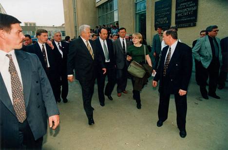 1996 Arja Paananen pääsi esittämään Ufassa kysymyksen Boris Jeltsinille, joka kampanjoi presidentinvaaleissa. Vladimir Putinin lähelle toimittajat eivät ole koskaan päässeet samaan tapaan spontaanisti.