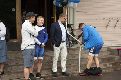 Pääministeri Juha Sipilä tapasi Suomen Pyöräilyn puheenjohtajan Harri Koposen (oik.) Viro 100-pyöräilytapahtumassa elokuussa.