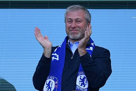 Roman Abramovitshia hymyilytti keväällä 2017, kun Chelsea voitti Valioliigan. 