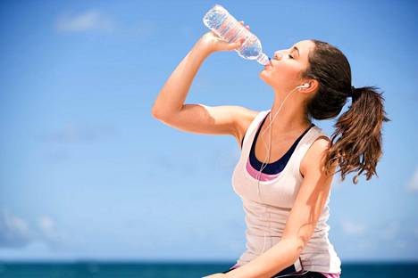 – Puhdas vesi on hyvä, mutta kovalla helteellä pitää juoda myös nestettä, jossa on suoloja, asiantuntija opastaa.