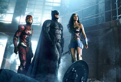 Ezra Miller, Ben Affleck ja Gal Gadot elokuvassa Justice League.