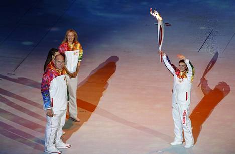 Alina Kabajeva oli yksi olympiatulen kantajista Sotshissa vuonna 2014.