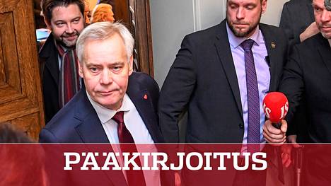 Vielä hetki pääministerinä. Antti Rinne lähdössä Mäntyniemeen jättämään hallituksensa eronpyyntöä.