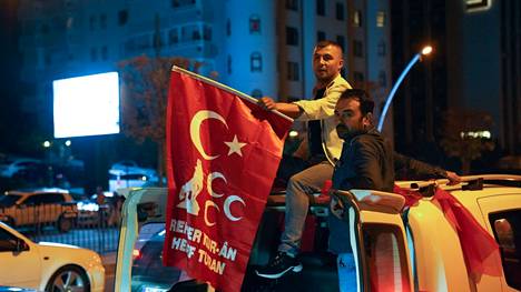 Erdoganin kannattajat juhlimassa vaalien tulosta yöllä Istanbulissa.