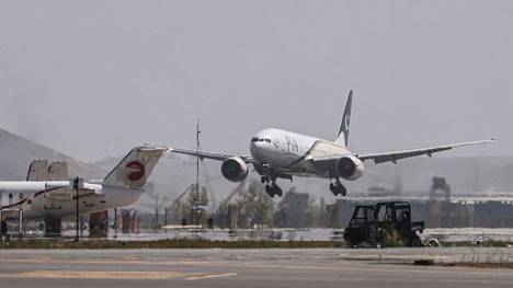 Ensimmäinen kaupallinen lento saapui Kabuliin – koneessa vain muutama  matkustaja - Ulkomaat - Ilta-Sanomat