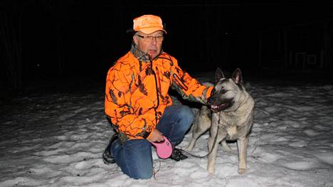 Ahti Hyvölä ja hänen koiransa Iina Kärsämäellä tammikuussa 2017.