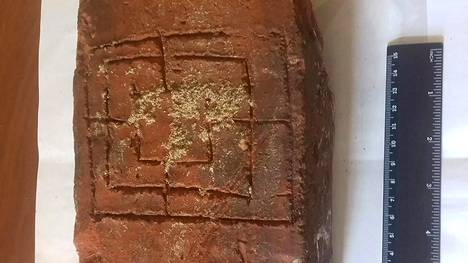 Viipurin linnan salakäytävästä löytyi keskiaikainen pelilauta: ”Kenties  kiehtovin löytö tällä hetkellä” - Ulkomaat - Ilta-Sanomat