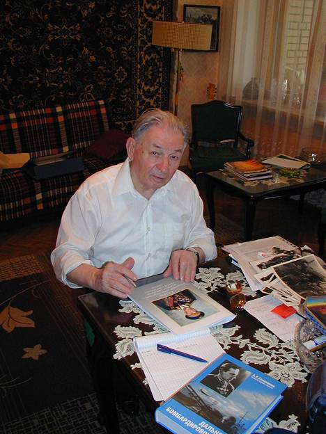 Vasili Reshetnikov julkaisi muistelmansa 2000-luvun alussa, joissa hän muisteli Helsingin pommituksia. Kirja johti vierailukutsuun Suomeen 2004. Kuvassa Reshetnikov kodissaan Moskovassa.