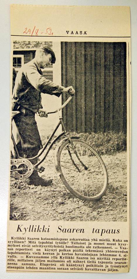 Kyllikki Saren isä näytti toimittajille, millaiset pyörän jäljet hiekassa nähtiin. Asiasta kirjoitettiin Vaasa-lehdessä.