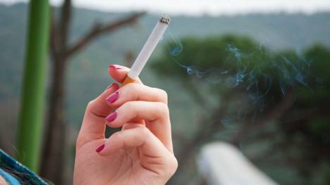 Suomalaisnaisista 11 prosenttia ja miehistä 14 prosenttia tupakoi päivittäin. 