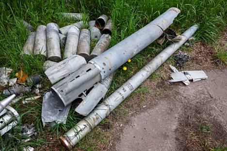 Остатки боеприпасов, найденные в районе мукомольной мельницы и элеватора  Млибор, подвергшихся российскому обстрелу. Фото сделано 24 мая в Черниговской области.