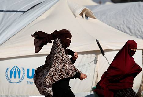 Nainen käveli al-Holin leirillä 8. tammikuuta 2020.