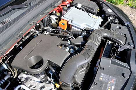 Täyshybridi-Arkanan keulalla puurtaa 1,6-litrainen vapaasti hengittävä bensiinimoottori.