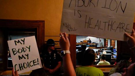 Aborttioikeusmielenosoittajat protestoivat ennen äänestystä, jossa Indiana päätyi ensimmäisenä osavaltiona kieltämään abortit.