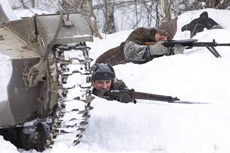 Puna-armeijan sotilaita näyttelevät vapaaehtoiset ovat valmiina hyökkäämään Kitisen yli.