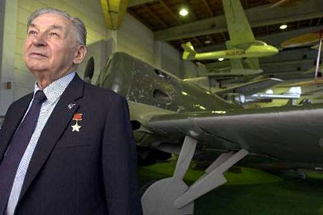 Helsingin pommittaja Vasili Reshetnikov vieraili Suomessa ensimmäisen kerran 60 vuotta suurpommitusten jälkeen elokuussa 2004. Taustalla melko tuttu kone, Polikarpov I-16- hävittäjä.