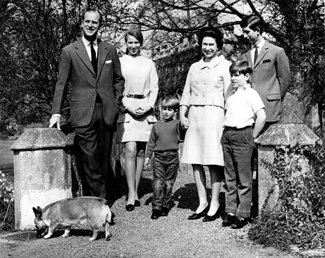 Prinssi Philip, prinsessa Anne, prinssi Edward, kuningatar Elisabet, prinssi Andrew ja prinssi Charles poseerasivat kuningattaren 42-vuotissyntymäpäivän kunniaksi huhtikuussa 1968.
