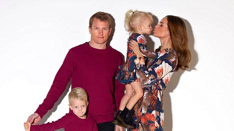 Perhe Räikkönen kuvattuna vuonna 2019.