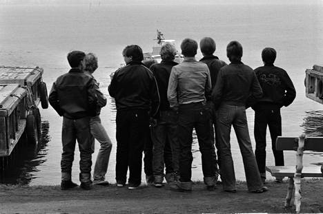 Poikia Suomenlinnan lauttalaiturissa. Pojat katselemassa Urho Kekkosen saapumista taiteilija Timo Sarpanevan Arkipelago-näyttelyn avajaisiin. Kuvattu vuonna 1979.
