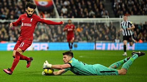 Kun Newcastle oli jo 0–2-tappiolla, joukkueen maalivahti Nick Pope sai punaisen kortin estettyään Mohamed Salahin maalintekoyrityksen käsillään rangaistusalueen ulkopuolella. 