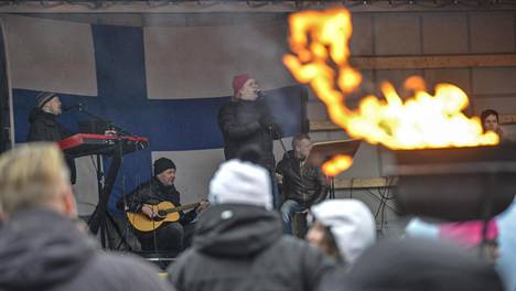 Veikko ja Lahja Hurstin Laupeudentyö ry järjesti perinteiset itsenäisyyspäivän linnanjuhlat Hakaniementorilla Helsingissä 6. joulukuuta 2014.