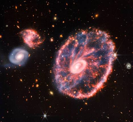 Hupailunsa herättämää hämmennystä hyvittääkseen fyysikko Klein julkaisi Twitter-tilillään myös tämän kuvan 500 miljoonan valovuoden päässä olevasta Kärrynpyörägalaksista, joka sentään ihan oikeasti on James Webb -teleskoopin ottama.