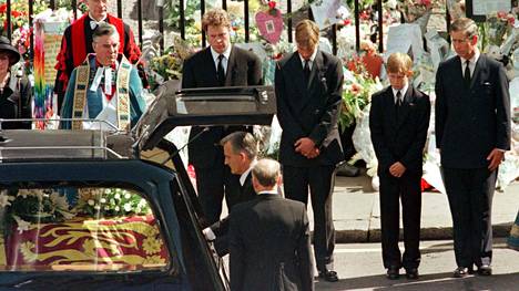 Prinsessa Dianan hautajaiset järjestettiin 25 vuotta sitten syyskuussa 1997.