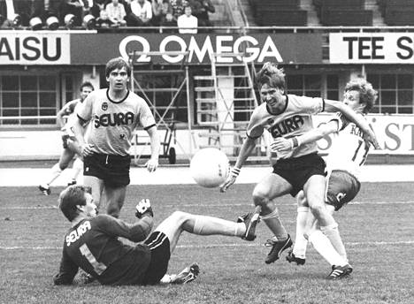 Miikka Toivola (oik.) HJK–KuPS-ottelussa vuonna 1980.