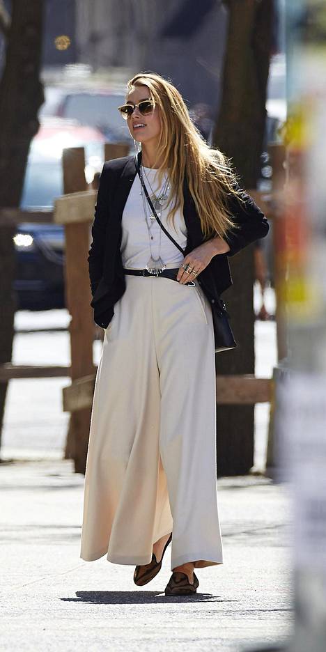 Amber Heard nautti löysästä housumuodista tänä kesänä.
