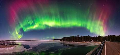 Panoraamakuva pohjoiselta yötaivaalta aivan Etelä-Suomessa, Pyhtäällä. Nuutti  Nissinen nappasi kuvan noin kello 1.13.