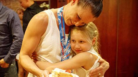 Mira Potkonen halasi tytärtään MM-pronssimitalikahveilla kesäkuussa.