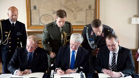 Suomi liittyi Iso-Britannian johtamaan JEF:iin yhdessä Ruotsin kanssa vuonna 2017. Suomen puolesta sopimuksen allekirjoitti silloinen puolustusministeri Jussi Niinistö.