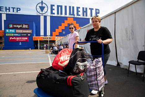 Татьяна и Наталья прибыли в пятницу из Энергодара в центр приема беженцев в Запорожье.