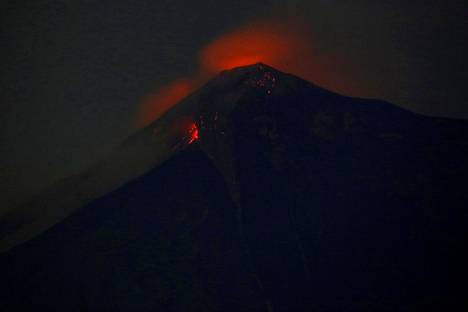 Fuego (suom. tuli) -tulivuorenpurkaus on levittänyt tuhkaa muun muassa maan pääkaupunkiin Guatemalaan, jonka lentokenttä on jouduttu sulkemaan tuhkan vuoksi.