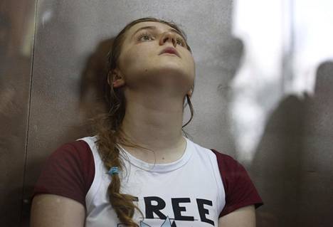 Anna Pavlikova oli 17-vuotias, kun hänet pidätettiin ja määrättiin tutkintavankeuteen maaliskuussa 2018. Torstaina hänet päästettiin kotiarestiin useiden puolustuksen vaatimusten jälkeen.