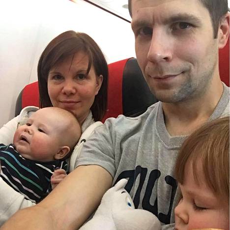 Mirva ja Heka Kuukasjärvi lähtivät lomalle Espanjaan. Siellä syntyi päätös ulkomaille muutosta. Nyt perhe on matkalla Fuengirolaan.