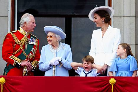 Charles ja Catherine jutustelivat rennosti torstaina Buckinghamin palatsin parvekkeella.