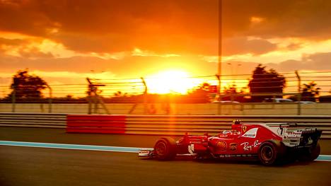 Kimi Räikkönen ratsastaa Maranellon punaisella orilla kohti auringonlaskua.