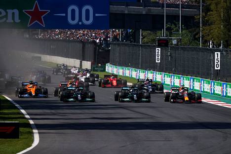 Max Verstappen livahti Meksikon GP:n startissa ohi Valtteri Bottaksesta ja Lewis Hamiltonista.
