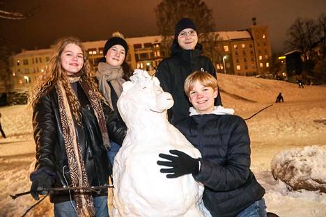 Norssin 9- luokkalaiset Elle, Aljona, Pyry J. ja Pyry P. rakensivat Kimmo-lumiukon koulunsa eteen heti, kun ranskan tunti oli ohi.