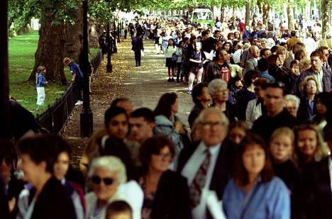 Tuhannet ihmiset jonottivat päästäkseen kirjoittamaan surukirjaan prinsessa Dianan kuoltua auto-onnettomuudessa Ranskassa 1997.