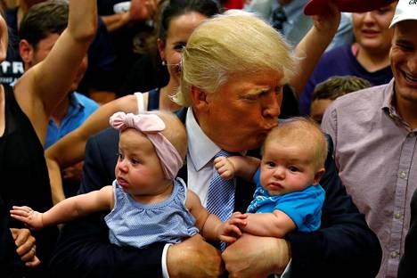 Trump pussaili vauvoja Colorado Springisissä viime perjantaina.